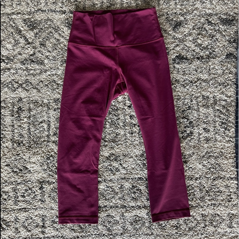 Lululemon Wunder Under Crop. Size 6.